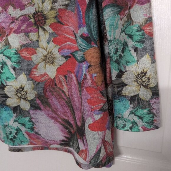 Soft Surroundings First Blooms Shirt Womens Size Medium Gray Stretch V Neck - Picture 3 of 10